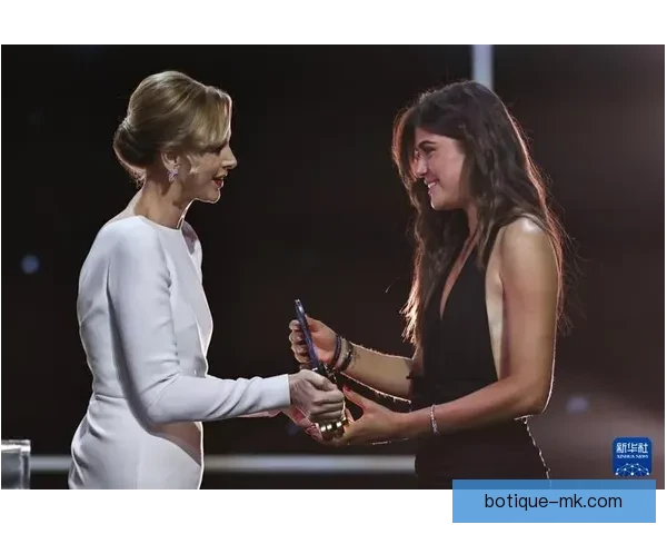 2025年12月金球奖颁奖典礼罗德里力压维尼修斯荣膺最佳球员