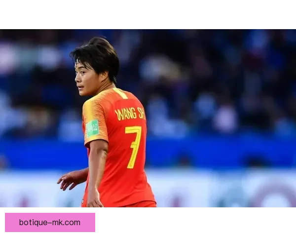 中国男足因VAR获利成功晋级2026年世预赛 争议判罚引发热议 中国男足因VAR获利成功晋级2026年世预赛 争议判罚引发热议